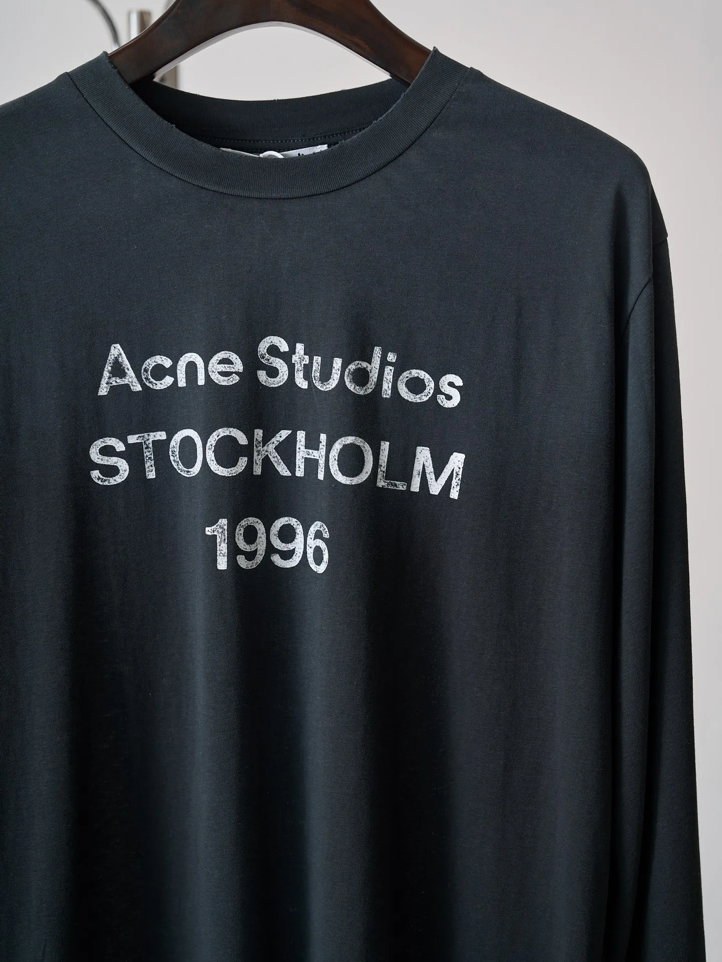 【 】Acne Studios （ ） 【In Stock】S M L ， ， Breathable。 ， Retro 。 Acne Studios ， 。 ， 。 ， ， ， ， Versatile。 1 ， 。 2. ， 。 3. ， ， 。 4 ， ， ， 、 ， 。